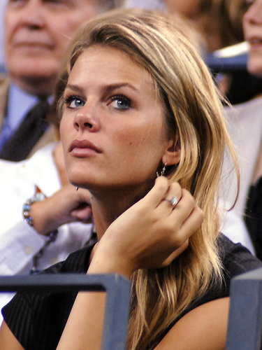 Andy Roddick's wife, Brooklyn Decker, looking on at Andy at the 2009 US Open 